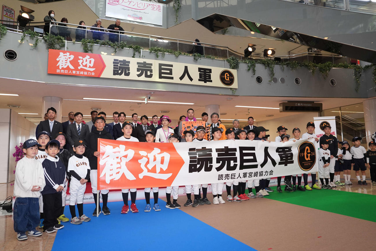 宮崎空港の歓迎セレモニーで記念撮影に納まる巨人阿部監督ら首脳陣と選手（撮影・たえ見朱実）