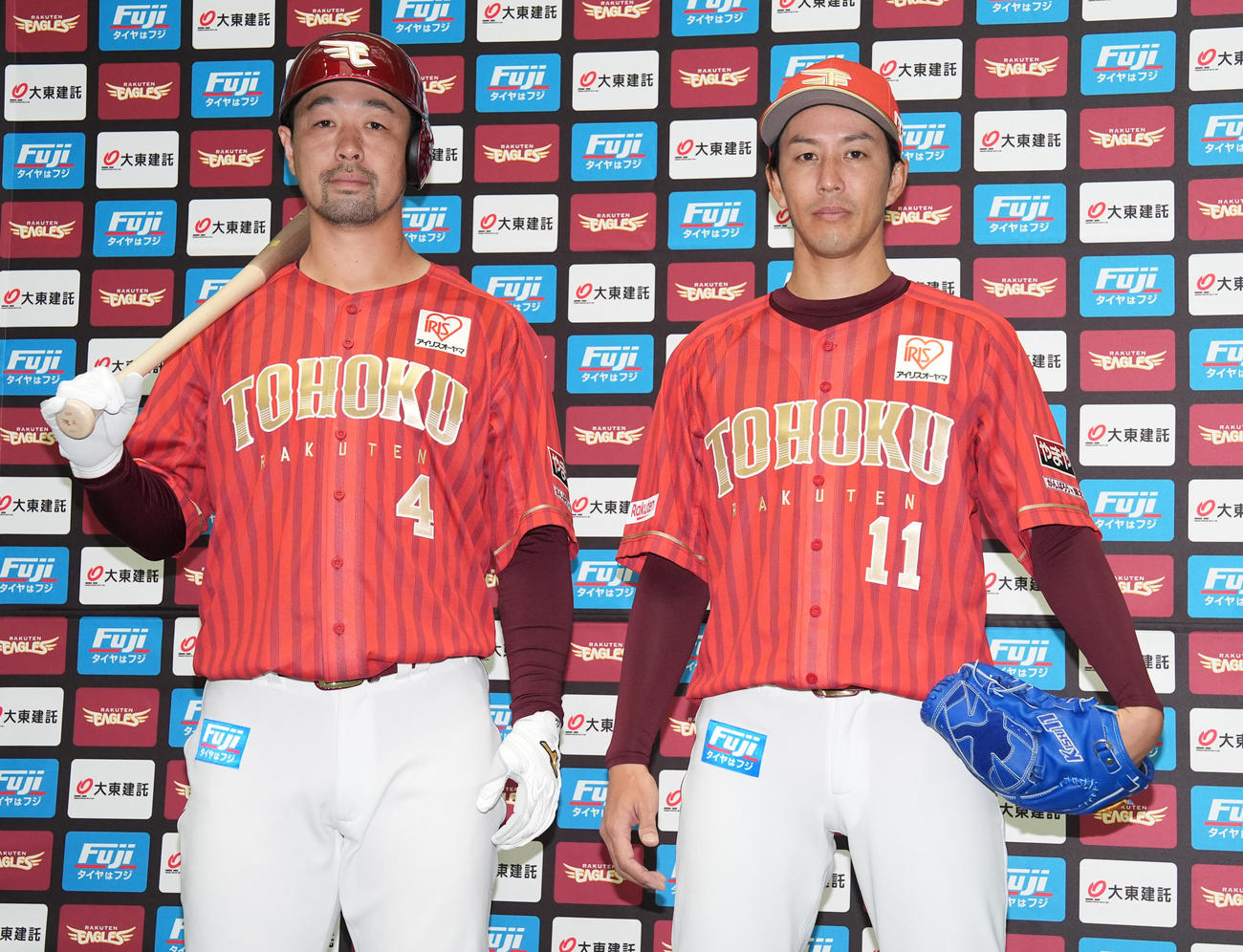 TOHOKU PRIDEユニホームを着て写真に納まる楽天岸（右）と阿部（撮影・鈴木みどり）