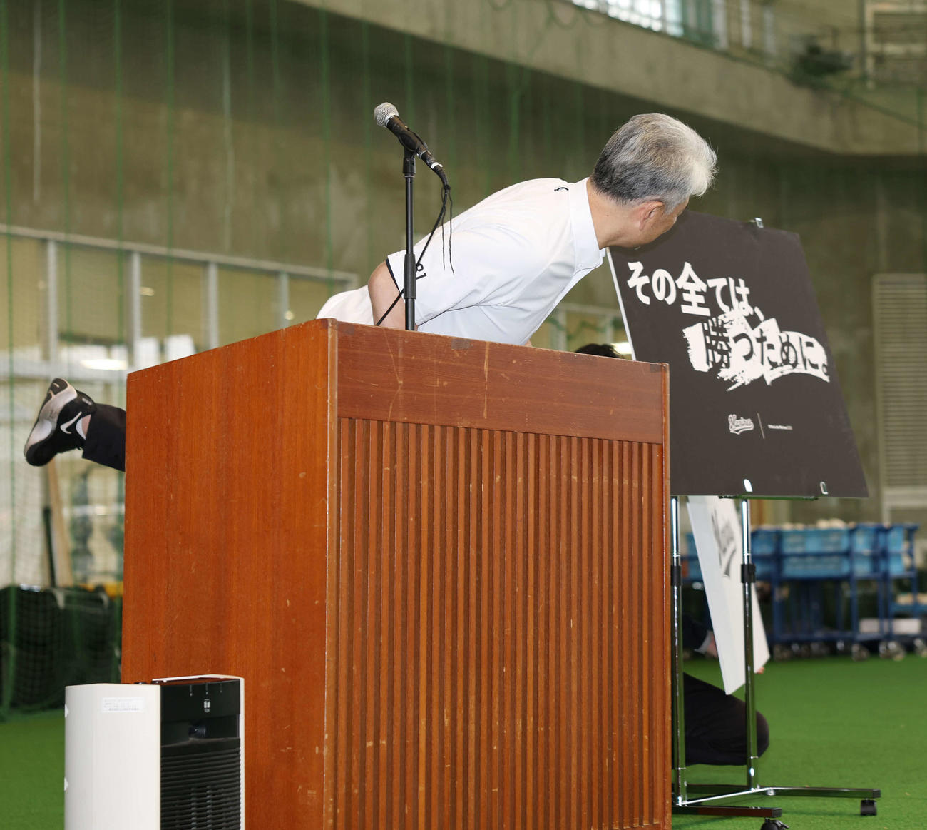 全体ミーティングで今季のチームスローガン「その全ては、勝つために。」を発表するロッテ吉井監督（撮影・宮地輝）