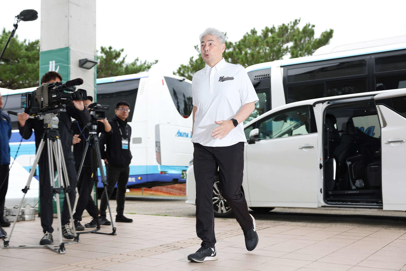 全体ミーティングに向かうロッテ吉井監督（撮影・宮地輝）