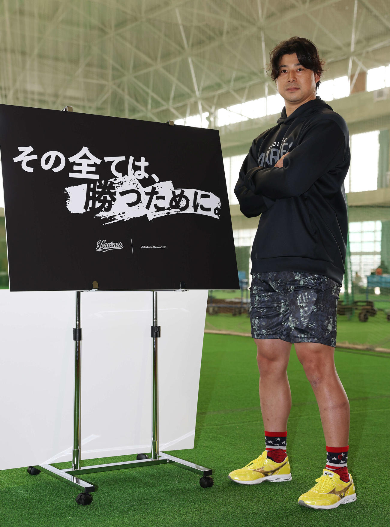 今季のチームスローガン「その全ては、勝つために。」と記念撮影するロッテ藤岡（撮影・宮地輝）