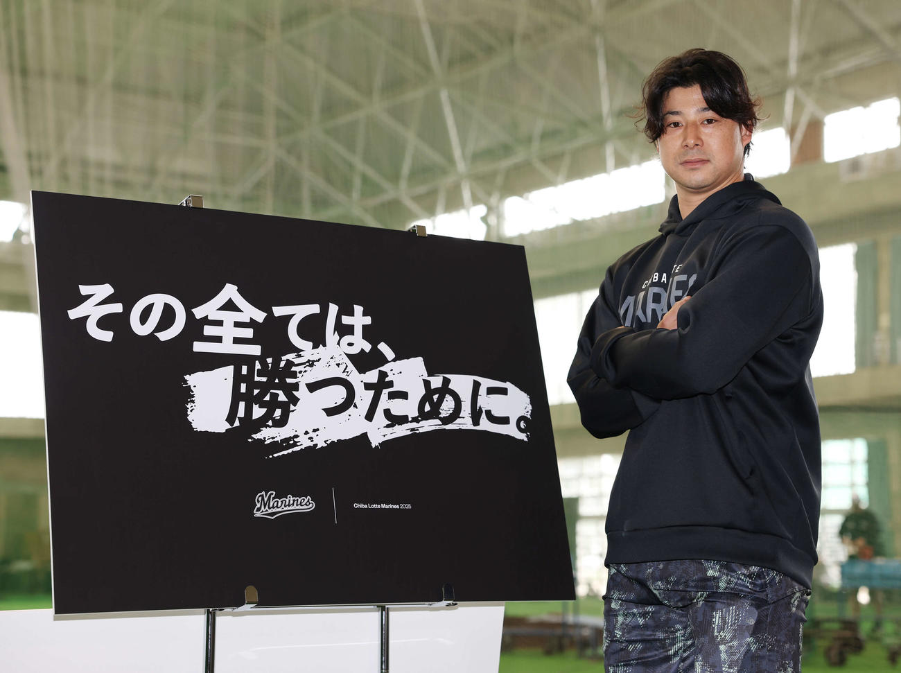 今季のチームスローガン「その全ては、勝つために。」と記念撮影するロッテ藤岡（撮影・宮地輝）