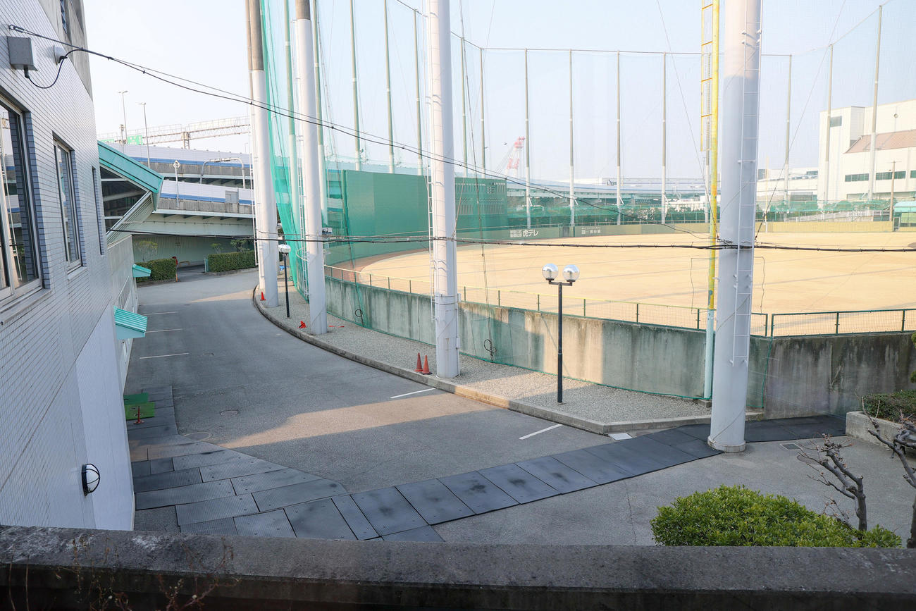 虎風荘から見た駐車場と鳴尾浜球場（撮影・上山淳一）
