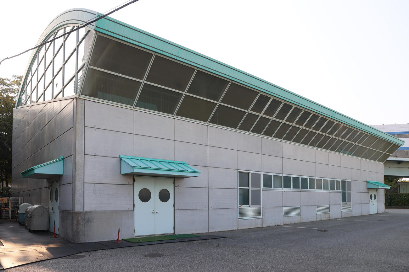 鳴尾浜球場の室内練習場（撮影・上山淳一）