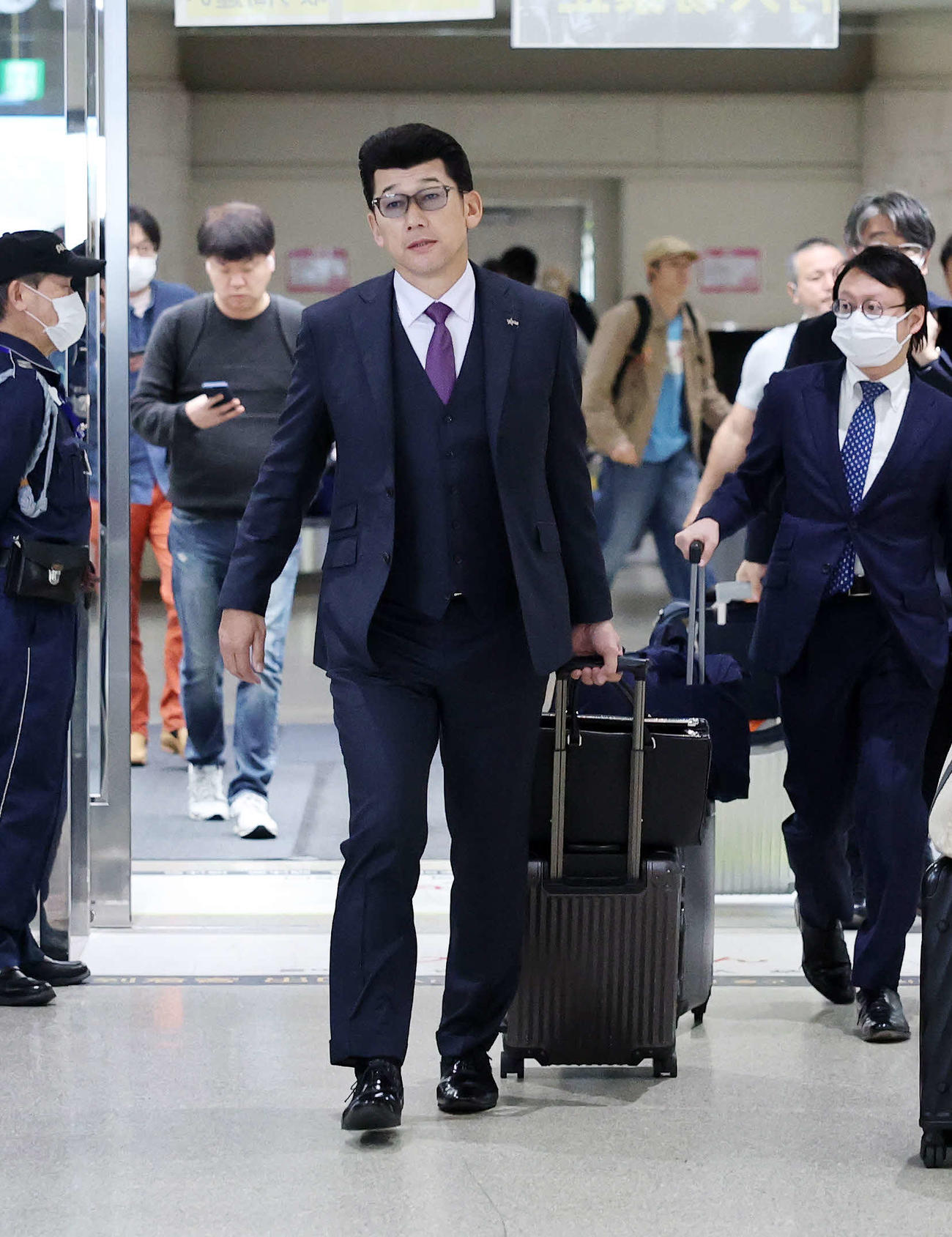 沖縄に到着したDeNA三浦監督（撮影・鈴木正人）
