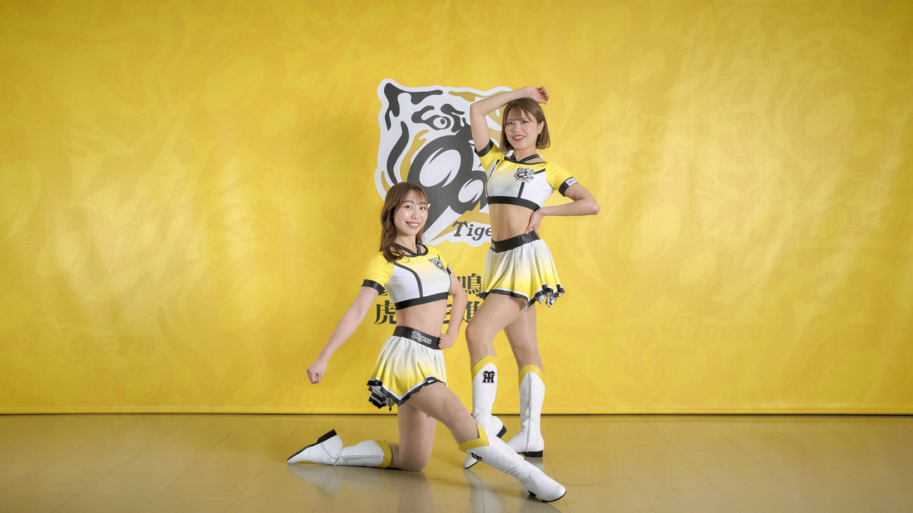 TigersGirlsの新ユニフォーム。左がMomo、右がNonoa（阪神球団提供）