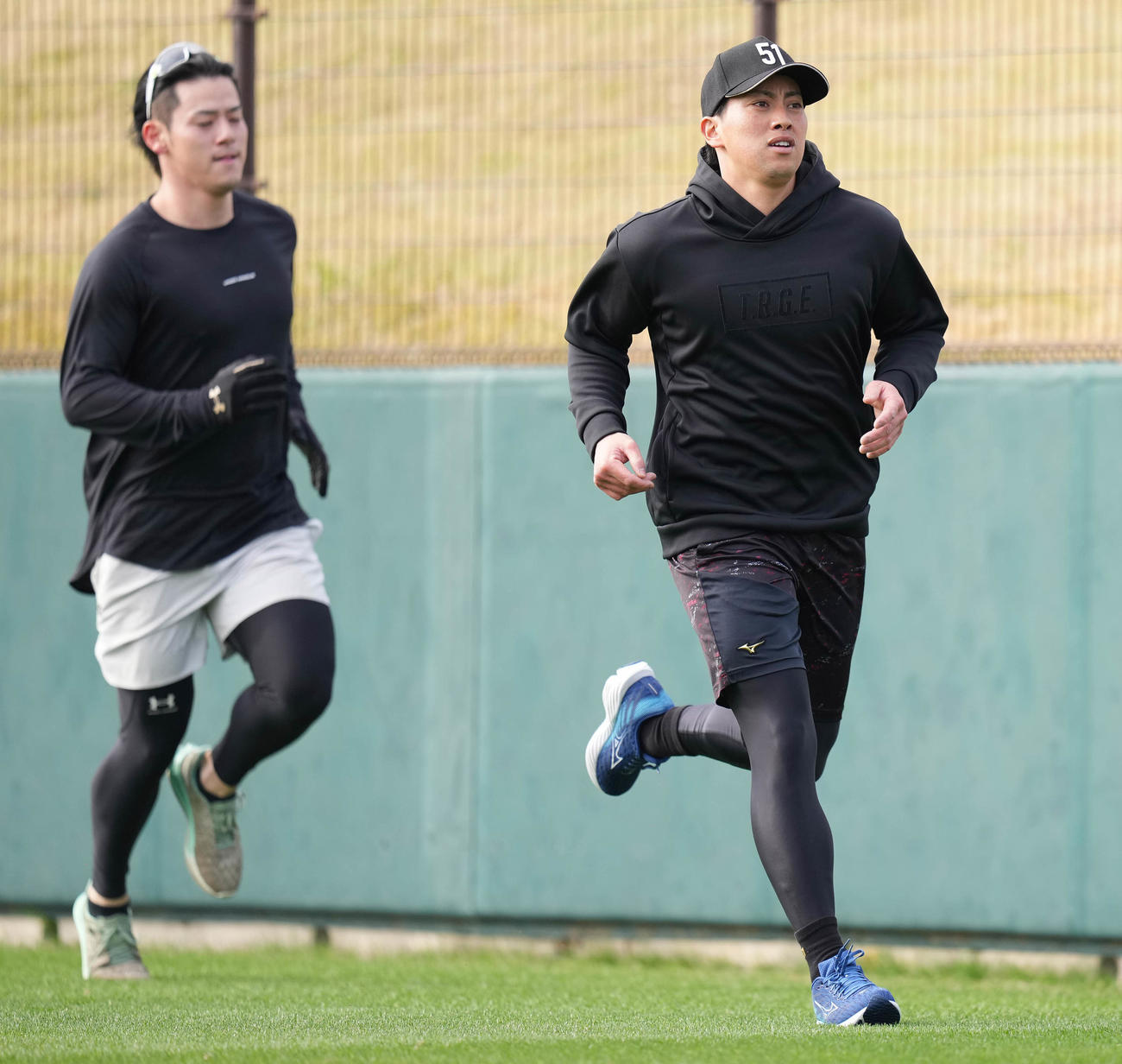 ランニングする楽天小郷。左は伊藤（撮影・鈴木みどり）