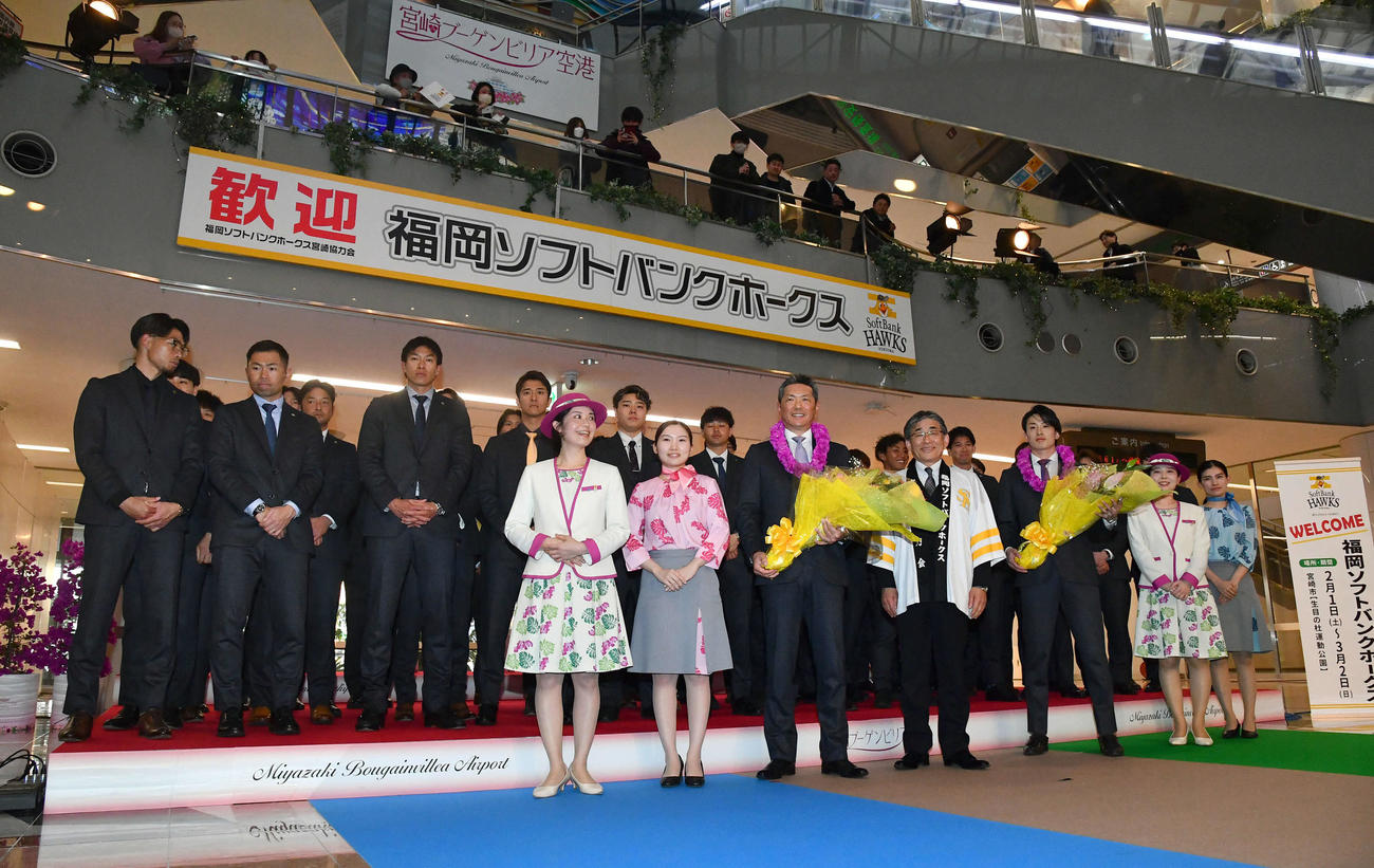 宮崎空港に到着し、歓迎セレモニーで花束を贈呈されたソフトバンク小久保監督（左から3人目）と周東（撮影・岩下翔太）