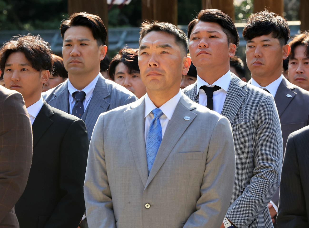 宮崎神宮に参拝する、左から巨人吉川、田中将、阿部監督、坂本、内海コーチ（撮影・浅見桂子）