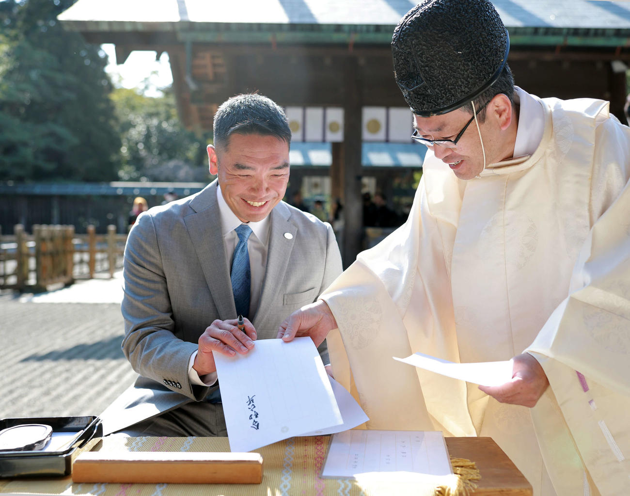 宮崎神宮に参拝し、奉納する書面を書きながら笑顔の巨人阿部監督