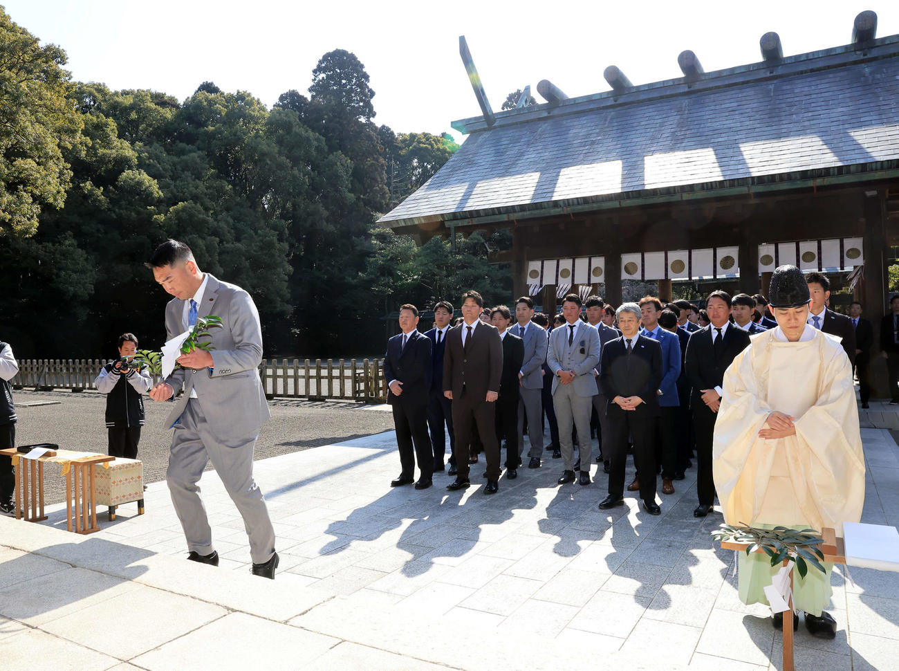 宮崎神宮に参拝する、阿部監督（左）ら巨人の選手スタッフら（撮影・浅見桂子）