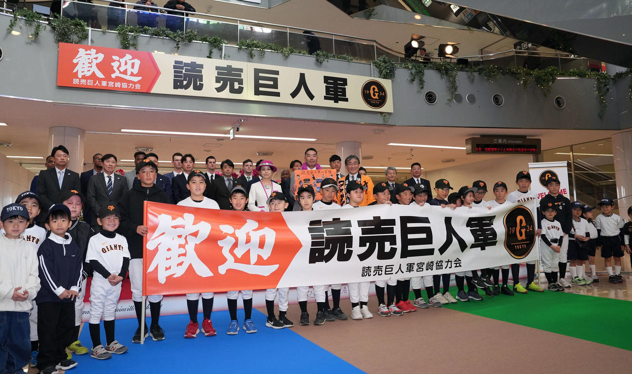 宮崎空港の歓迎セレモニーで記念撮影に納まる巨人阿部監督ら首脳陣と選手（撮影・たえ見朱実）