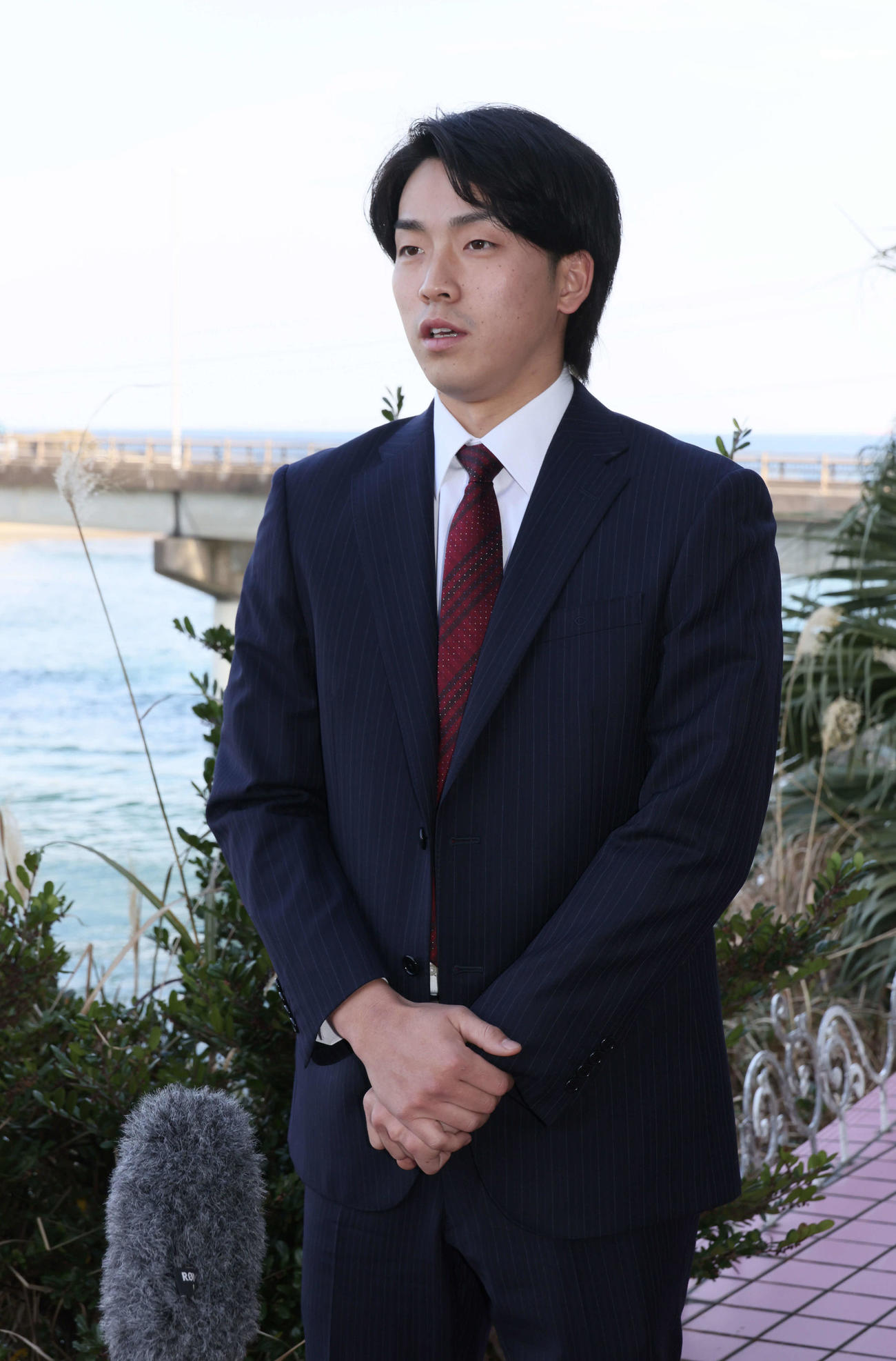 日南入りし、インタビューに応じる広島常広（撮影・加藤孝規）