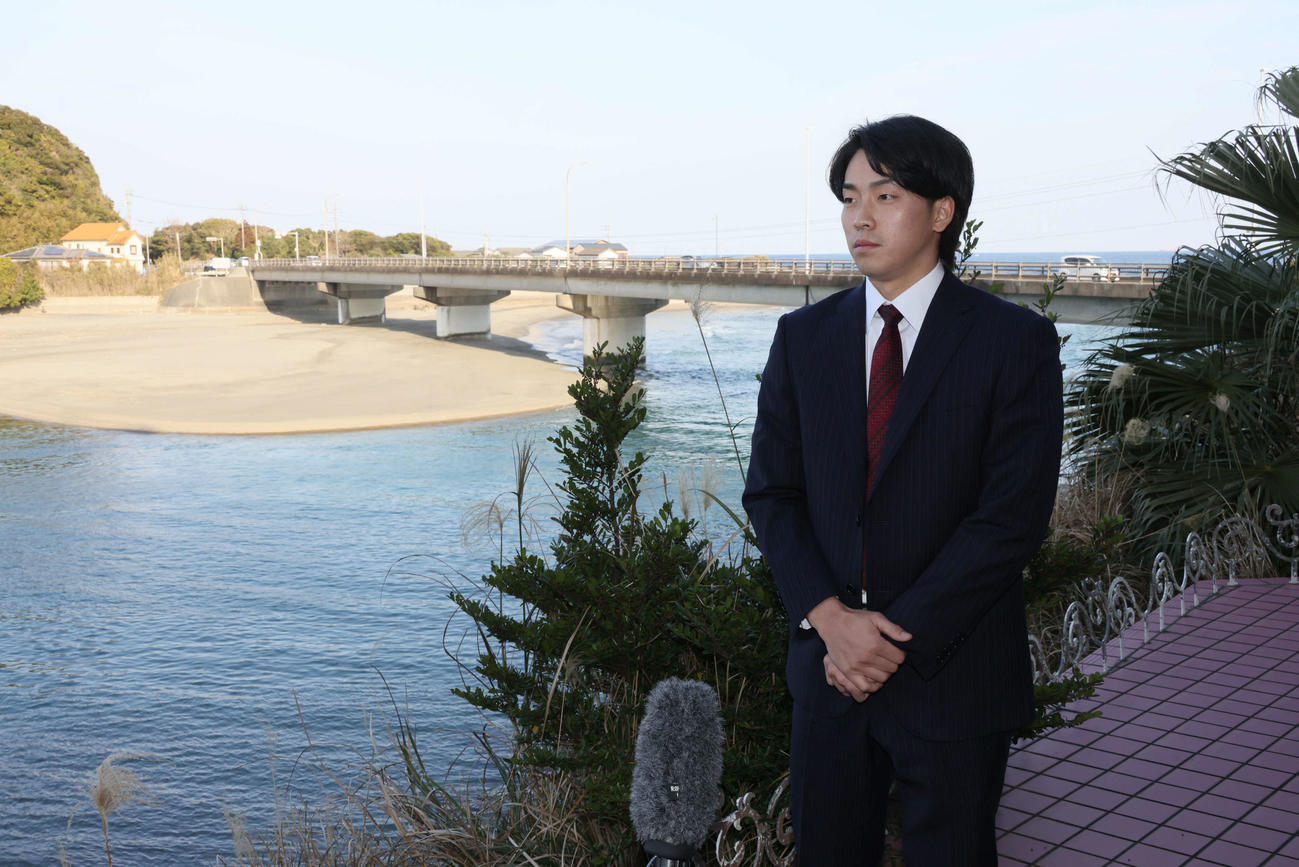 日南入りし、インタビューに応じる広島常広（撮影・加藤孝規）