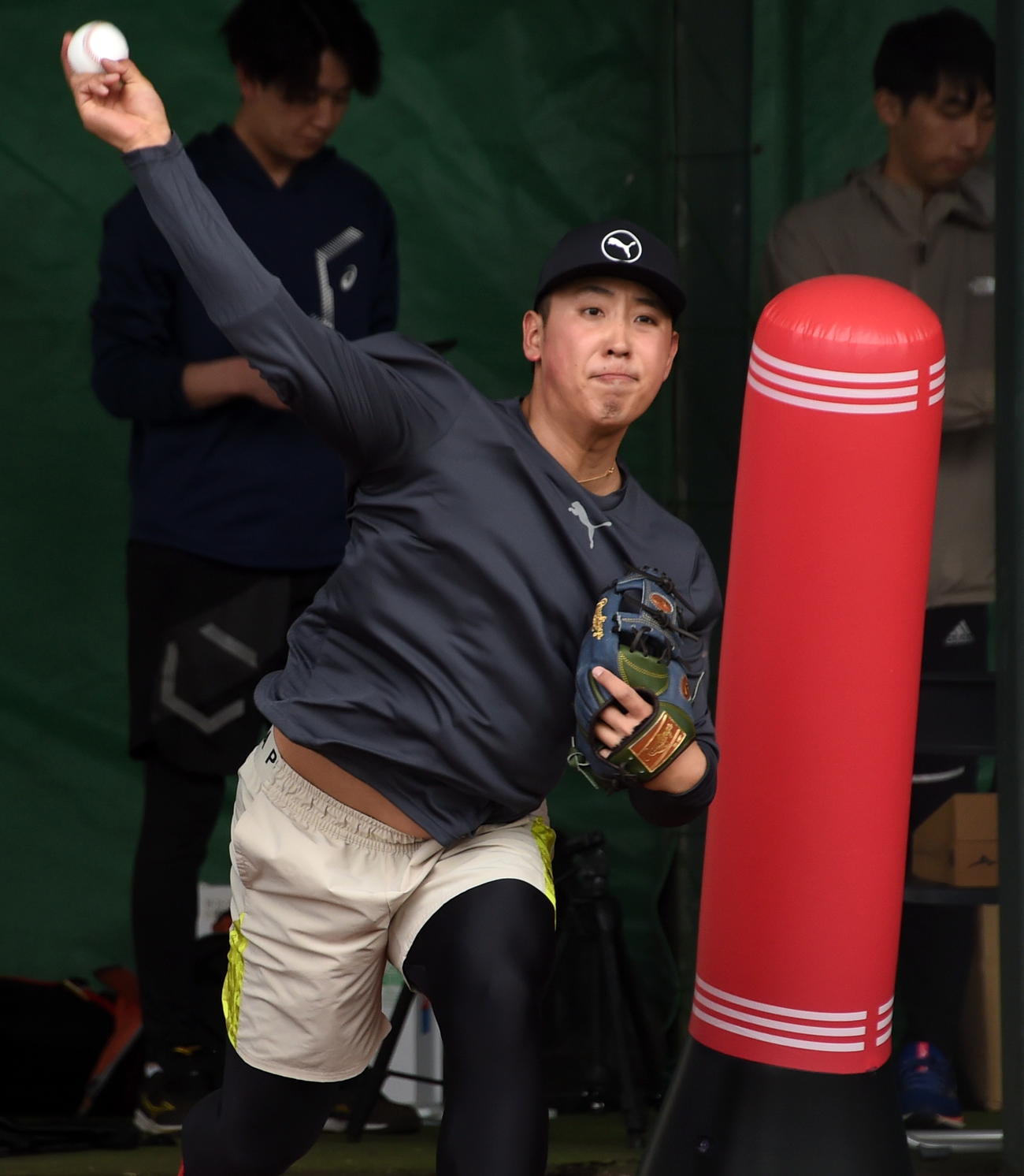 投球練習する楽天藤平（撮影・山田愛斗）