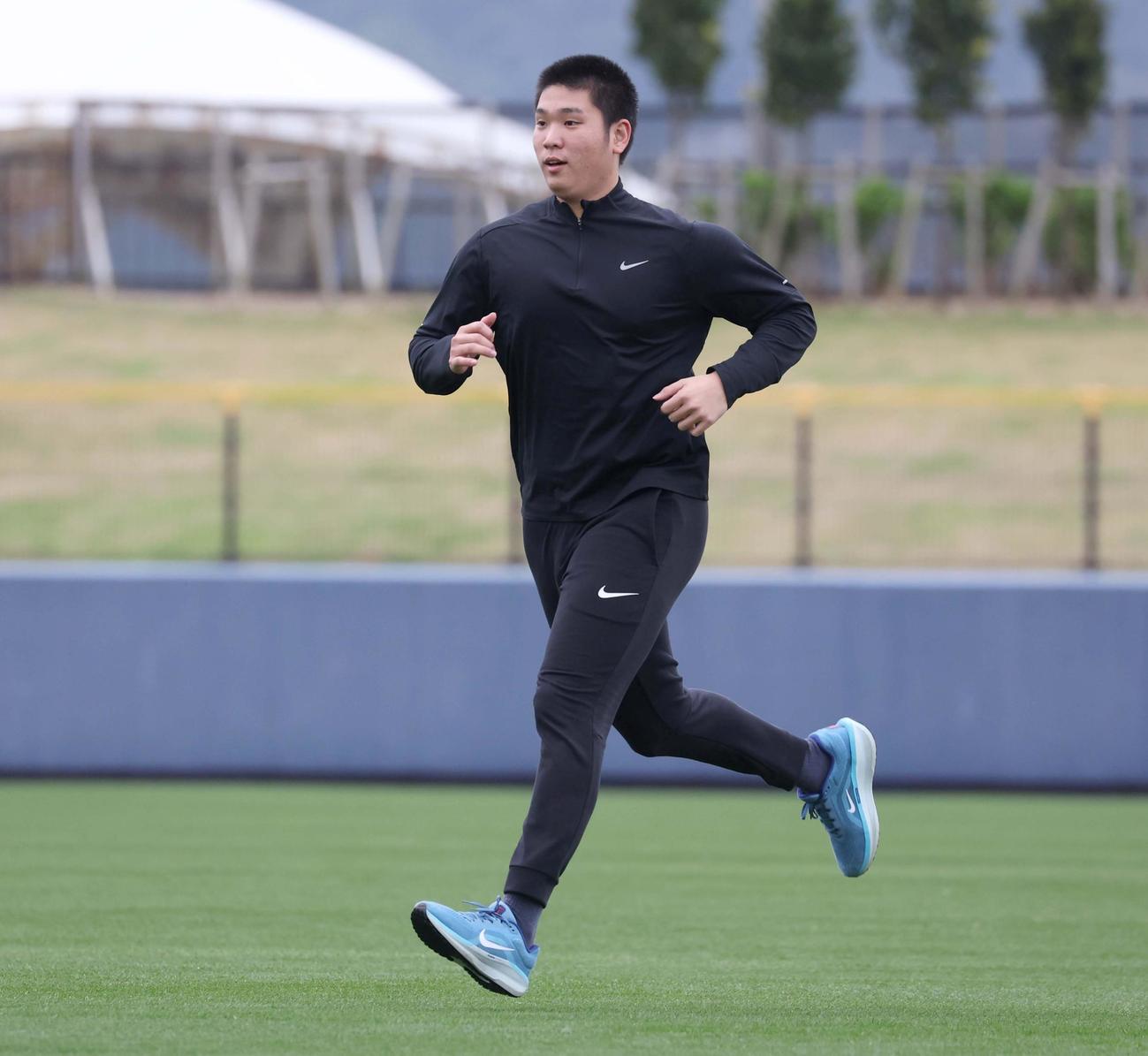 ダッシュする日本ハム古林睿煬（撮影・黒川智章）