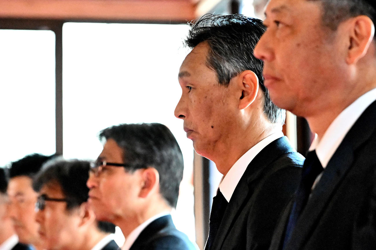 榎原神社で無事息災祈願をする西武西口監督（手前から2人目）（撮影・滝沢徹郎）