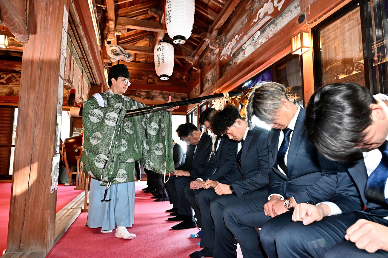 榎原神社で無事息災祈願をする西武の選手たち（撮影・滝沢徹郎）