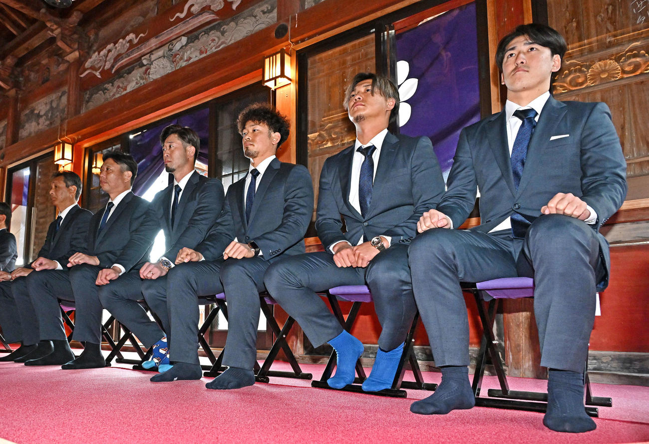 榎原神社で無事息災祈願をする西武の、左から西口監督、鳥越ヘッドコーチ、外崎、田村、佐藤龍、隅田（撮影・滝沢徹郎）