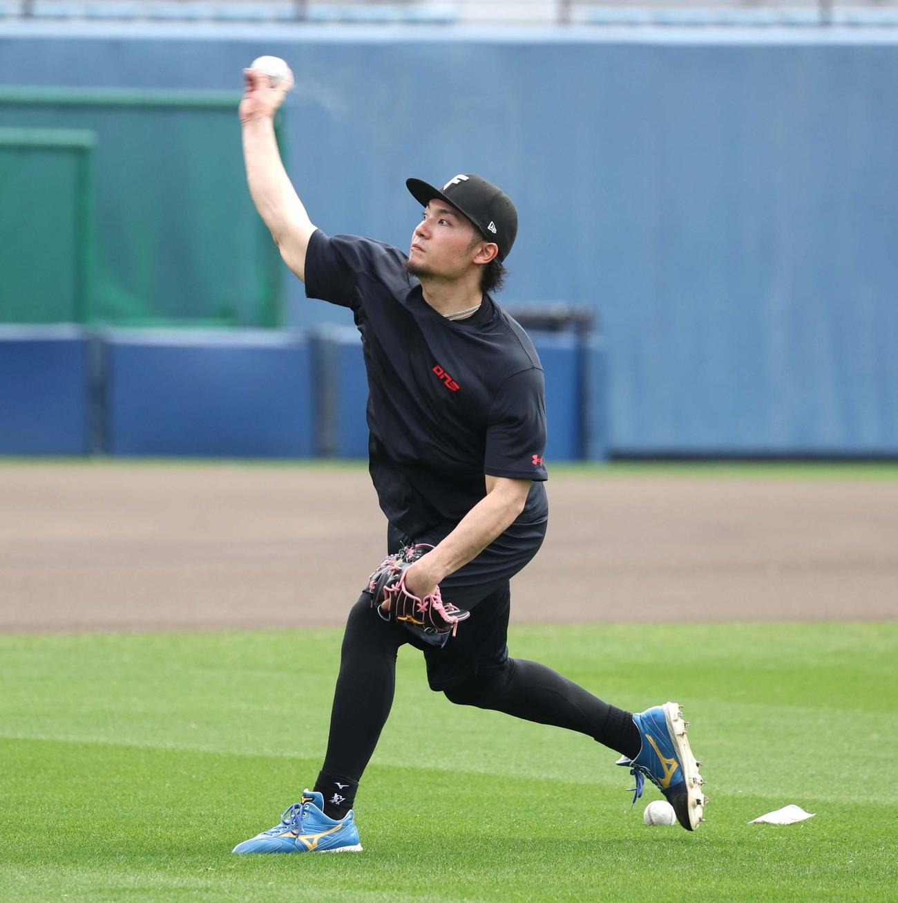 キャッチボールする日本ハム伊藤（撮影・黒川智章）