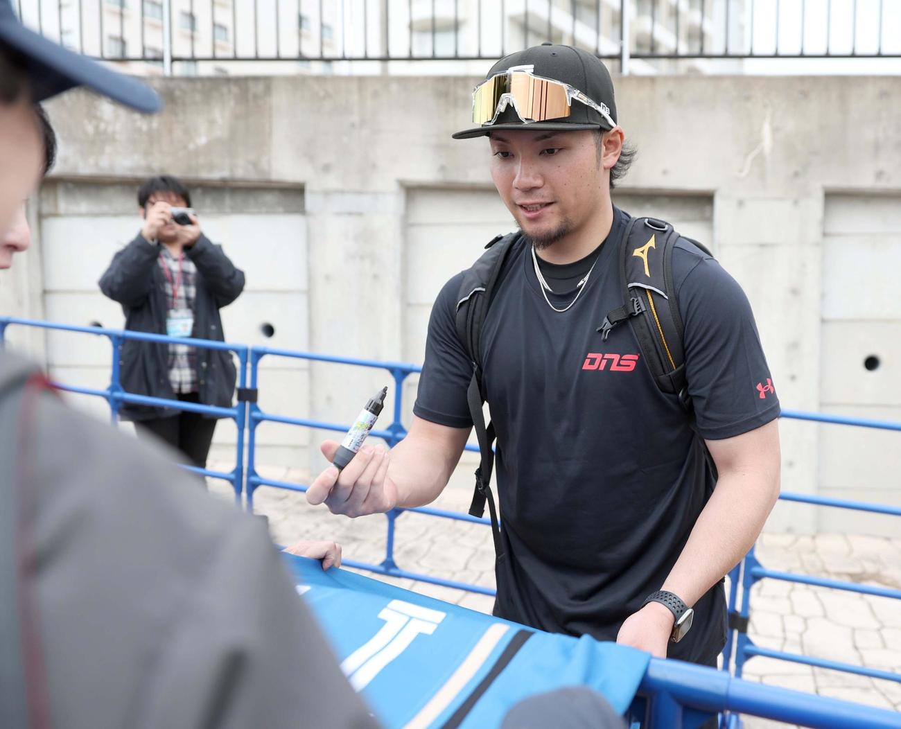 ファンにサインする日本ハム伊藤（撮影・黒川智章）