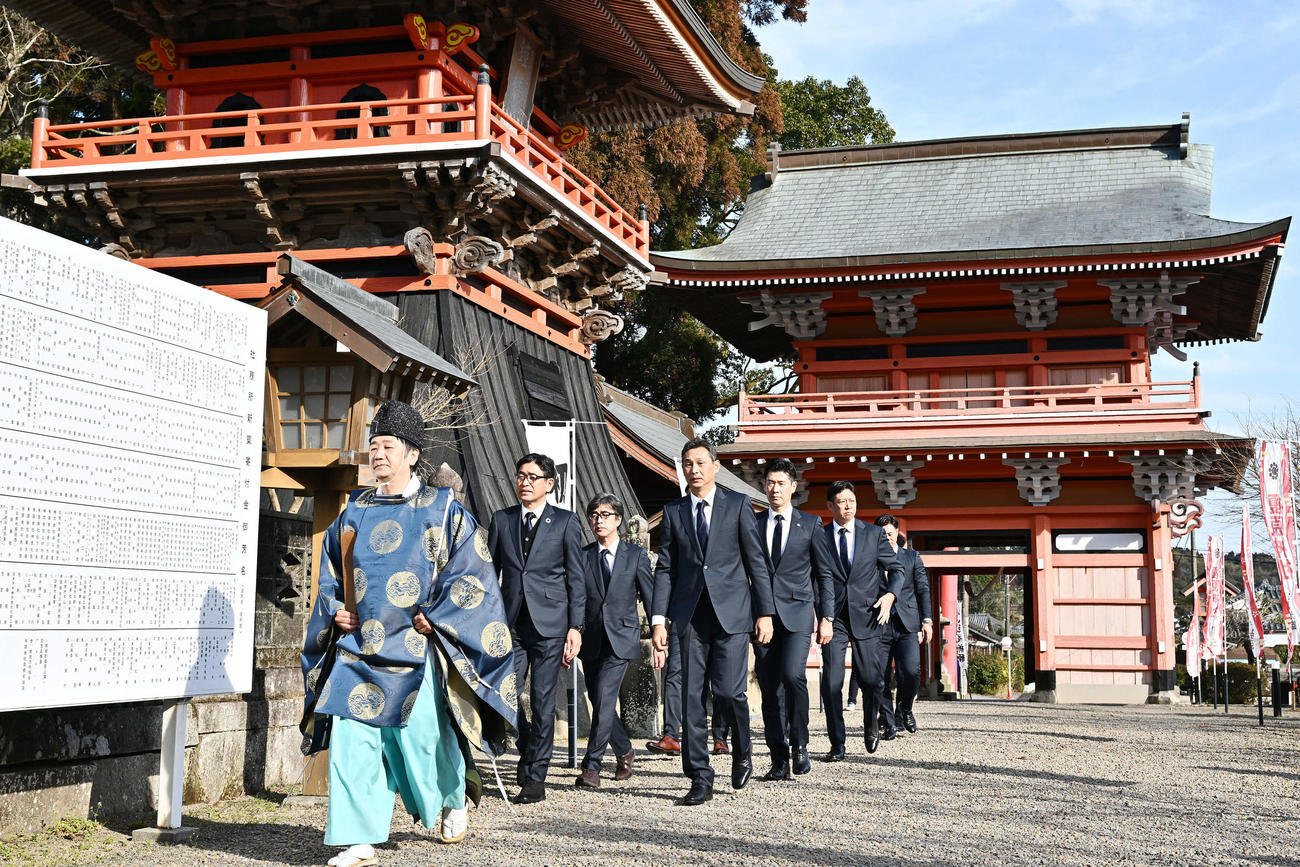 榎原神社へ無事息災祈願へ向かう西武西口監督（手前右）ら（撮影・滝沢徹郎）