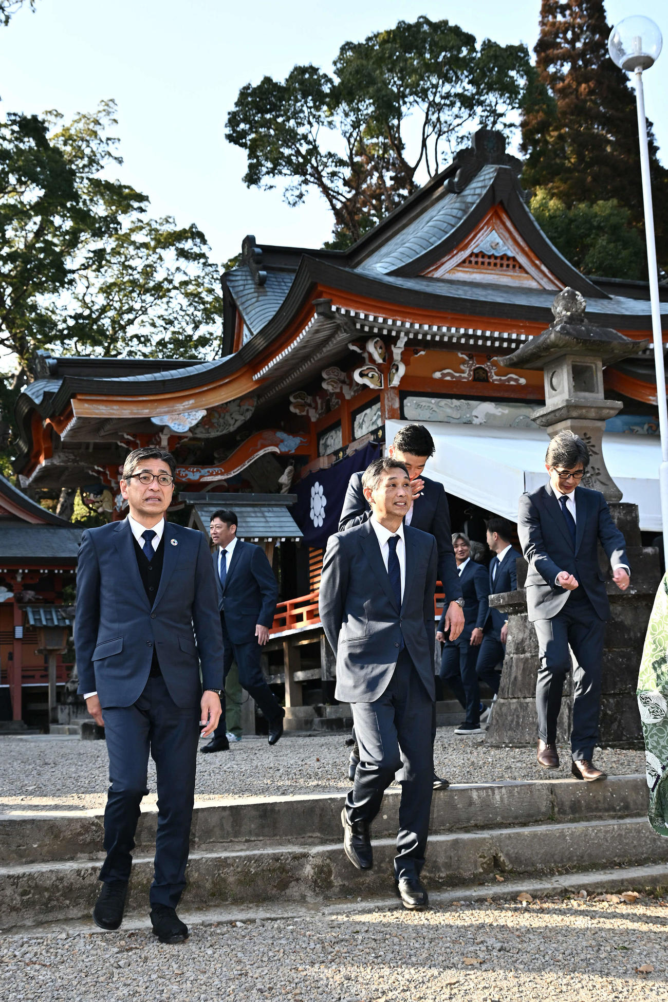 無事息災祈願を終えすがすがしい表情で榎原神社を後にする西武西口監督（手前右）（撮影・滝沢徹郎）