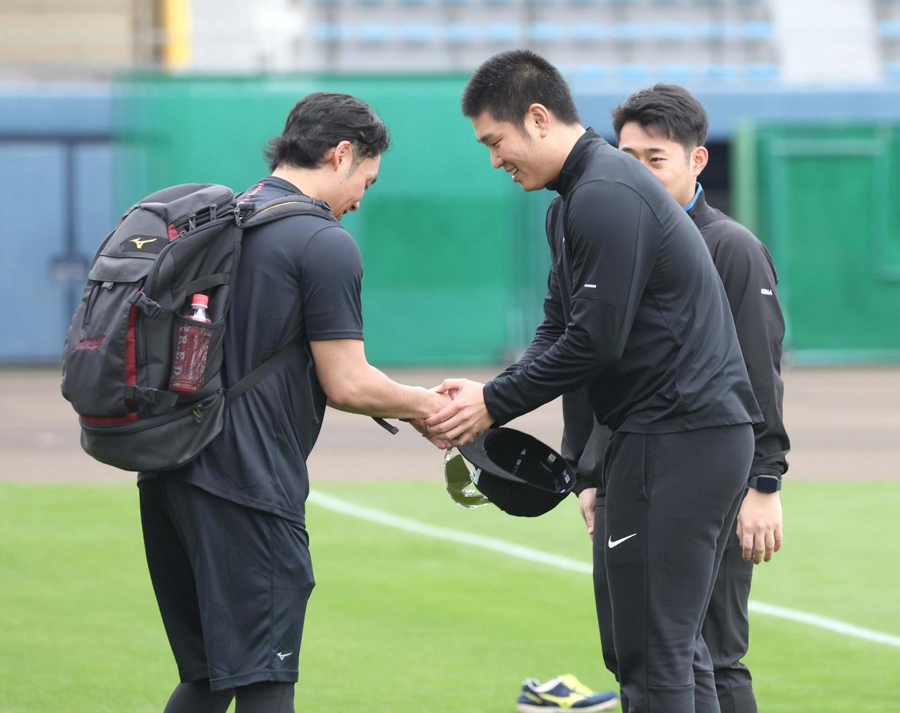 伊藤大海（左）と握手する日本ハム古林睿煬（撮影・黒川智章）