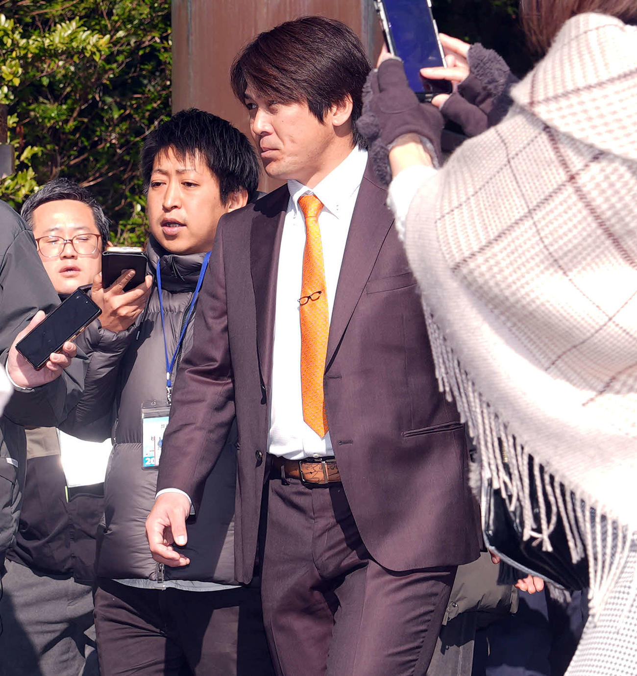 必勝祈願を終え宮崎神宮を後にする巨人甲斐（撮影・たえ見朱実）