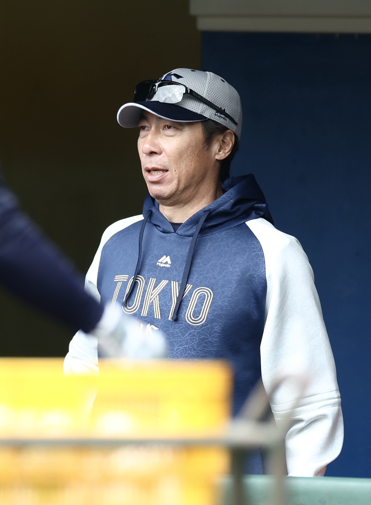 練習を見守るヤクルト高津監督（撮影・河田真司）