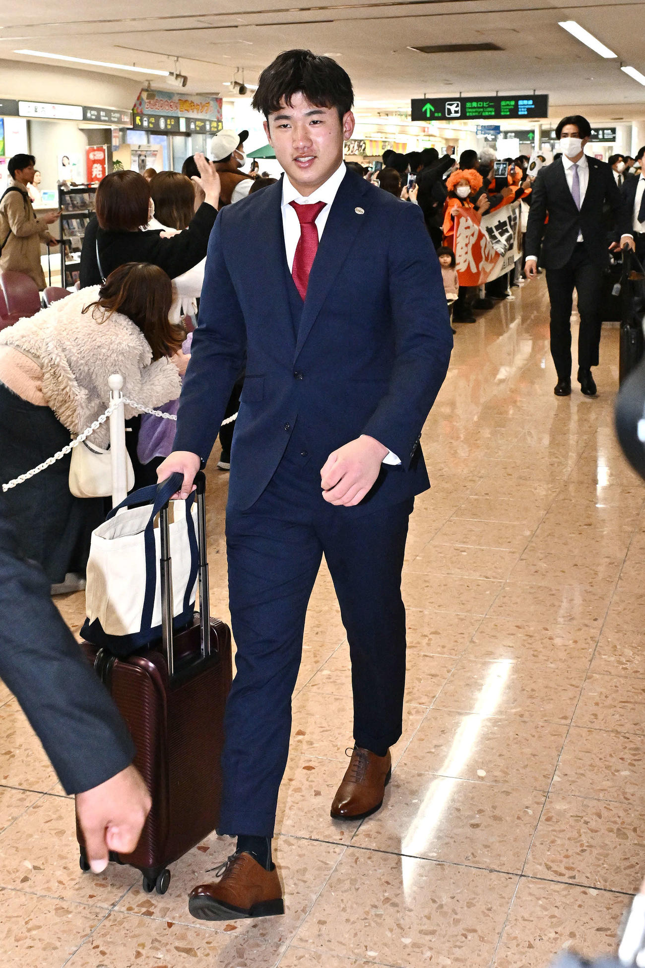 宮崎空港に到着した巨人石塚（撮影・滝沢徹郎）