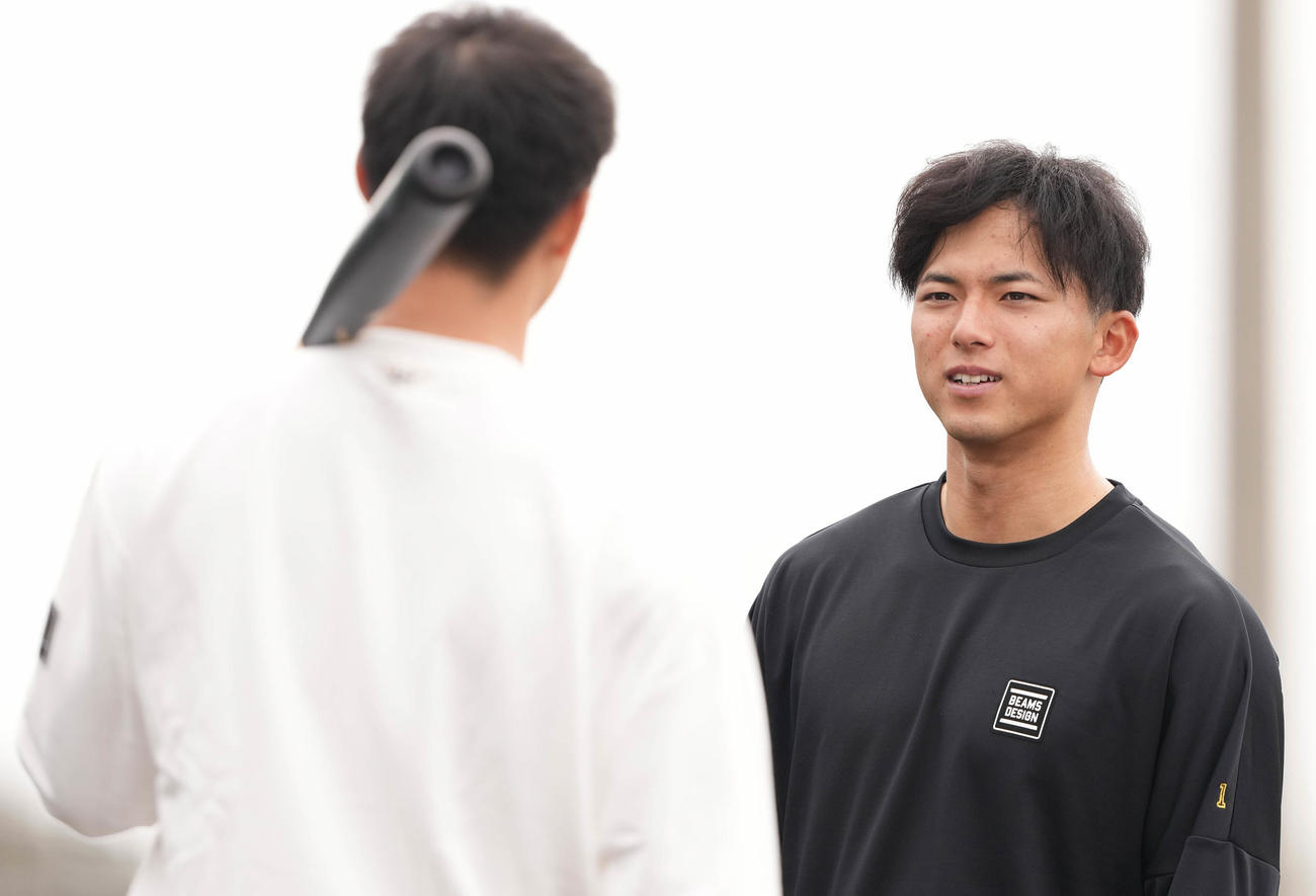 練習を終え、辰己（左）と話す楽天宗山（撮影・鈴木みどり）