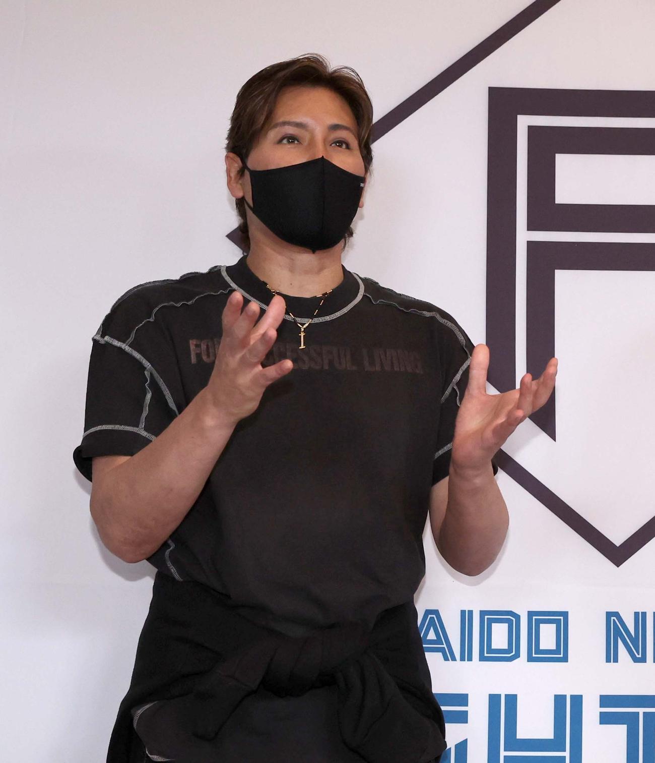 記者会見で話す日本ハム新庄監督（撮影・黒川智章）