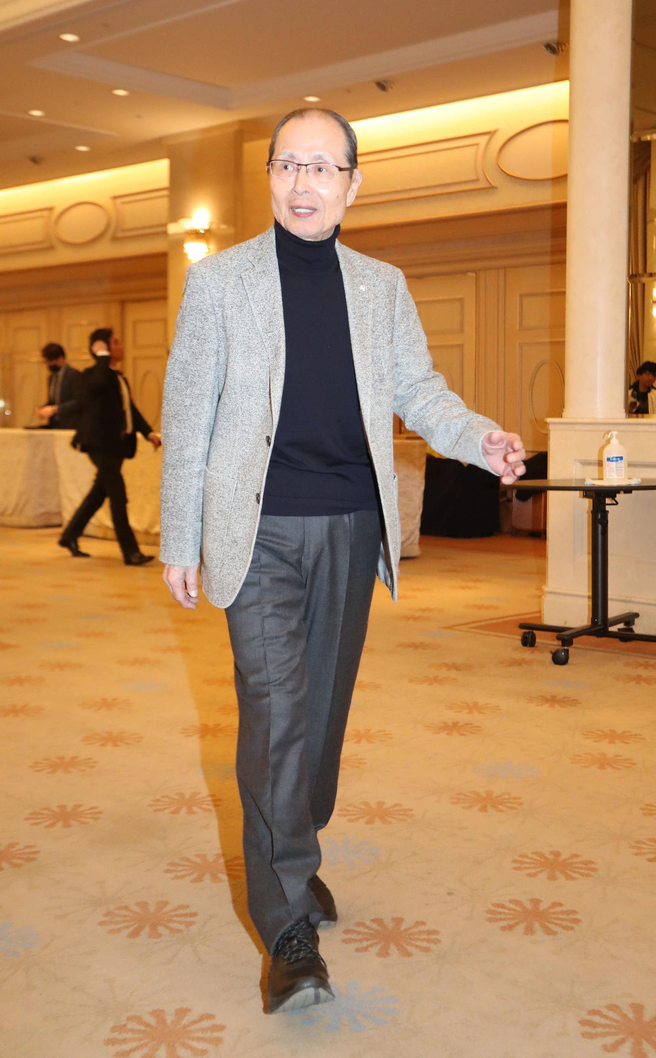 AB合同ミーティングを終えた王球団会長は引きあげる（撮影・梅根麻紀）
