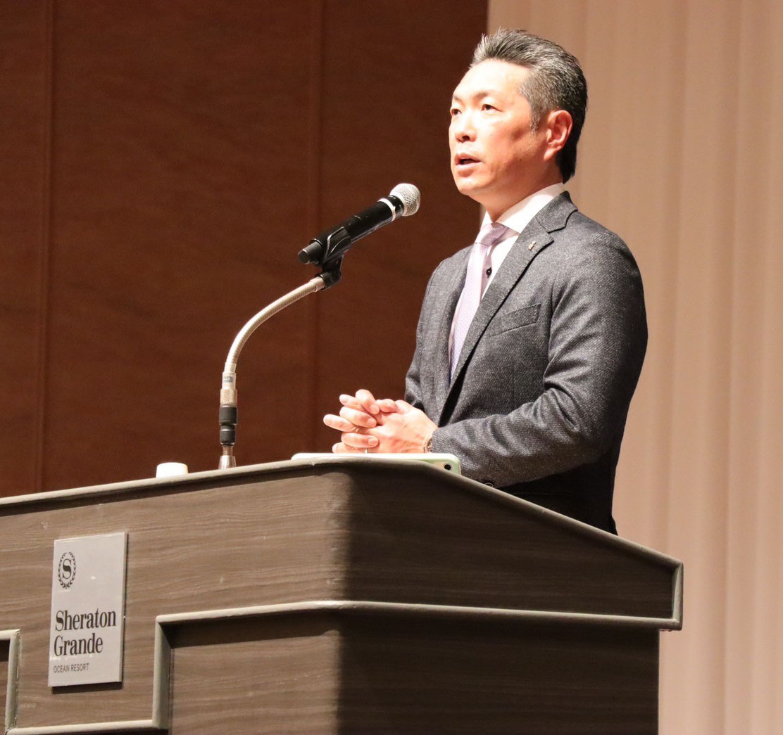 AB合同ミーティングで登壇しナインや関係者に話をする小久保監督（球団提供）