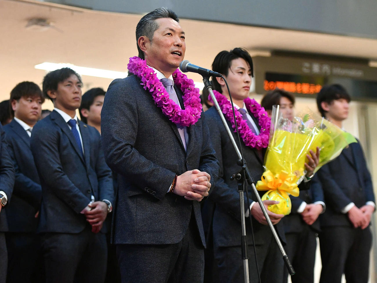 宮崎空港に到着し、歓迎セレモニーでファンにあいさつするソフトバンク小久保監督（撮影・岩下翔太）