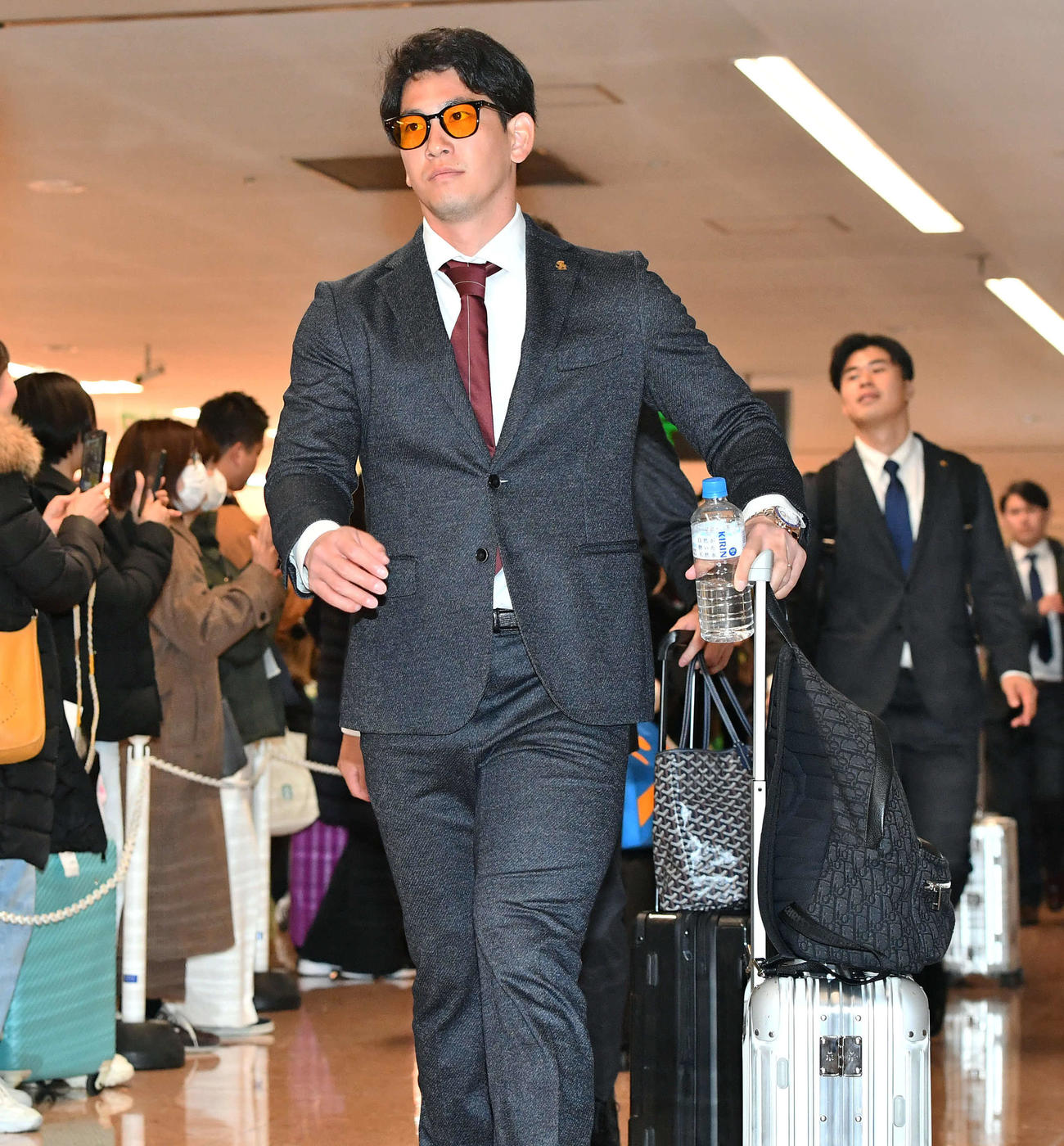 宮崎空港に到着しバスへ移動する栗原らソフトバンクナイン（撮影・岩下翔太）