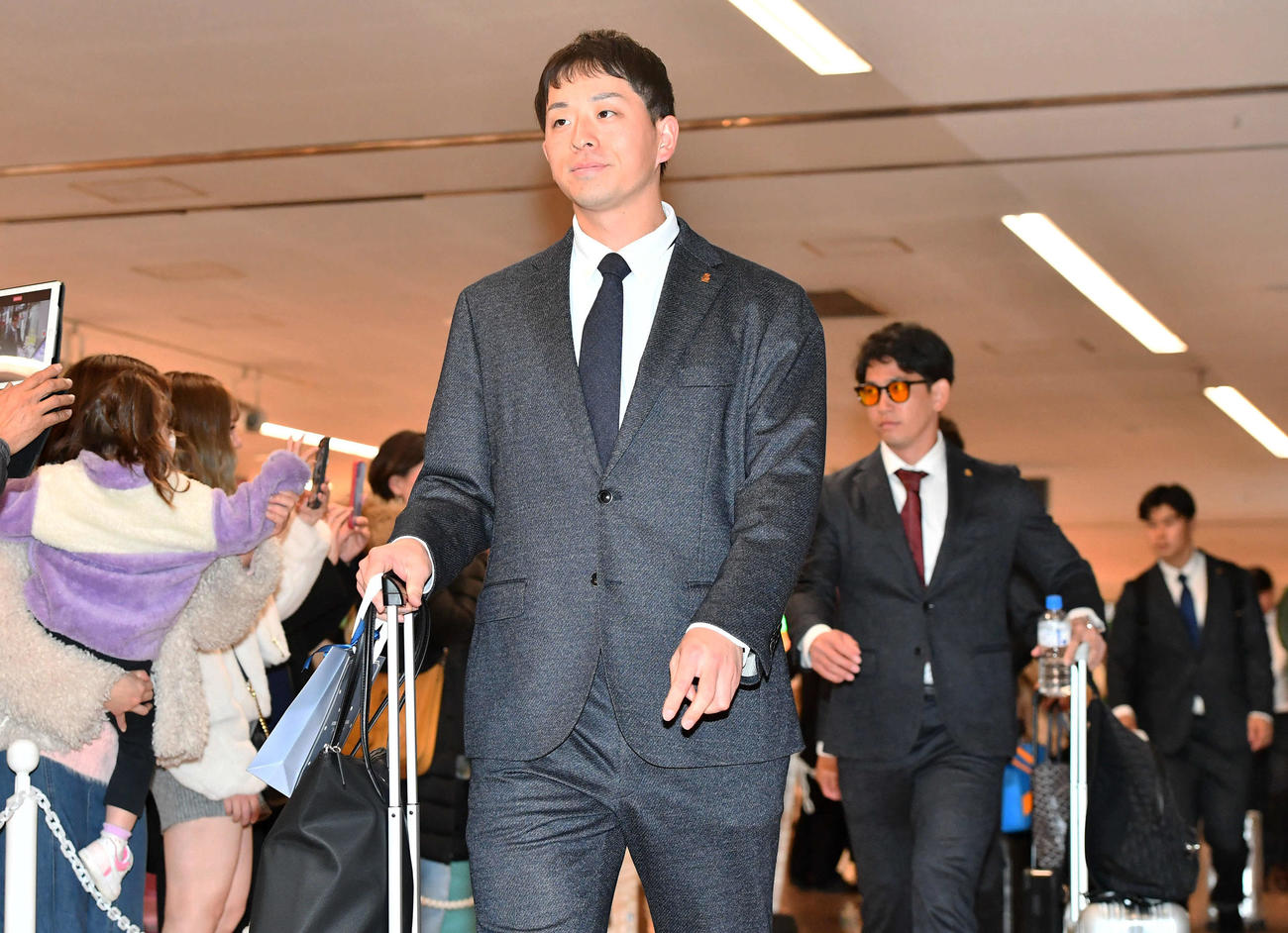 宮崎空港に到着しバスへ移動する、先頭から大関、栗原らソフトバンクナイン（撮影・岩下翔太）