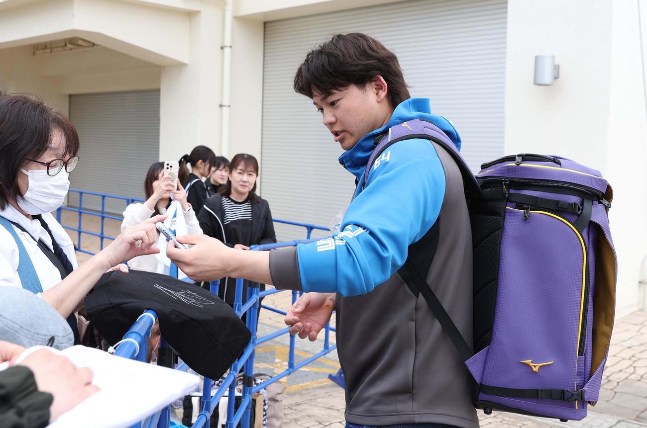 ファンにサインする日本ハム田宮（撮影・黒川智章）