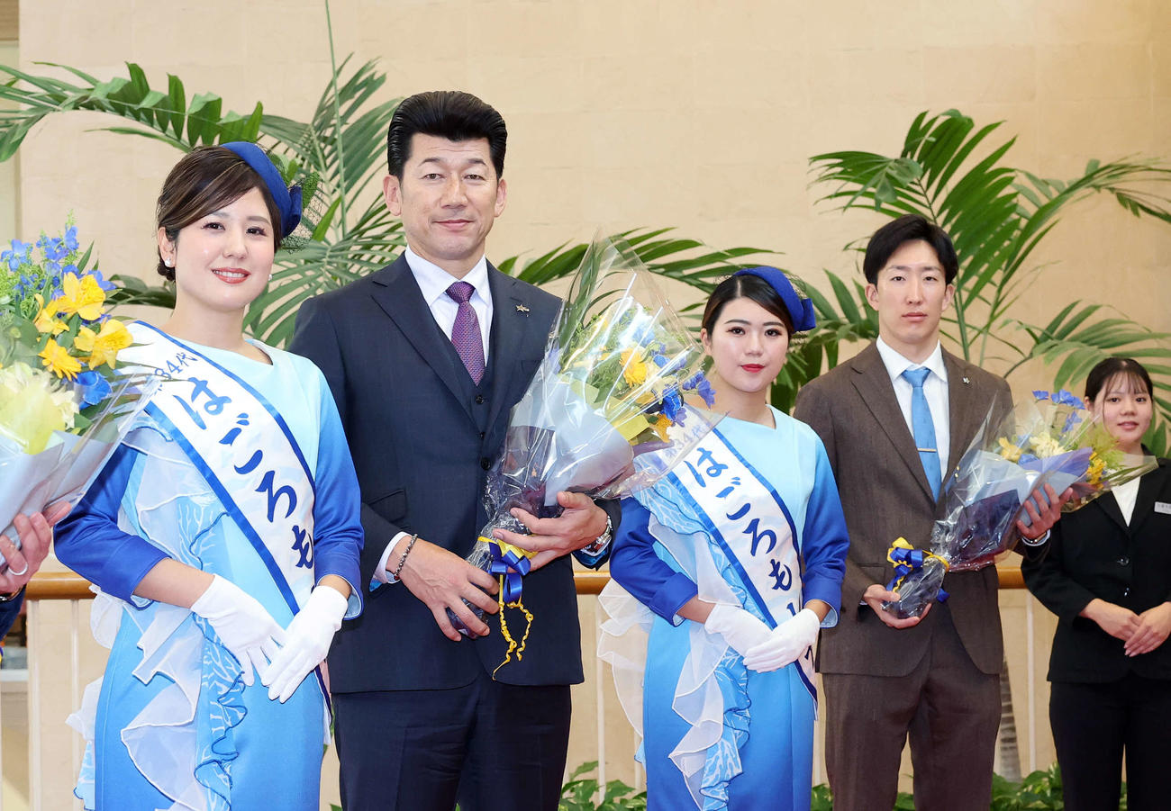 DeNA沖縄キャンプ　歓迎式典で花束を受け取るDeNA三浦監督（左から2人目）と大貫（左から4人目）（撮影・鈴木正人）