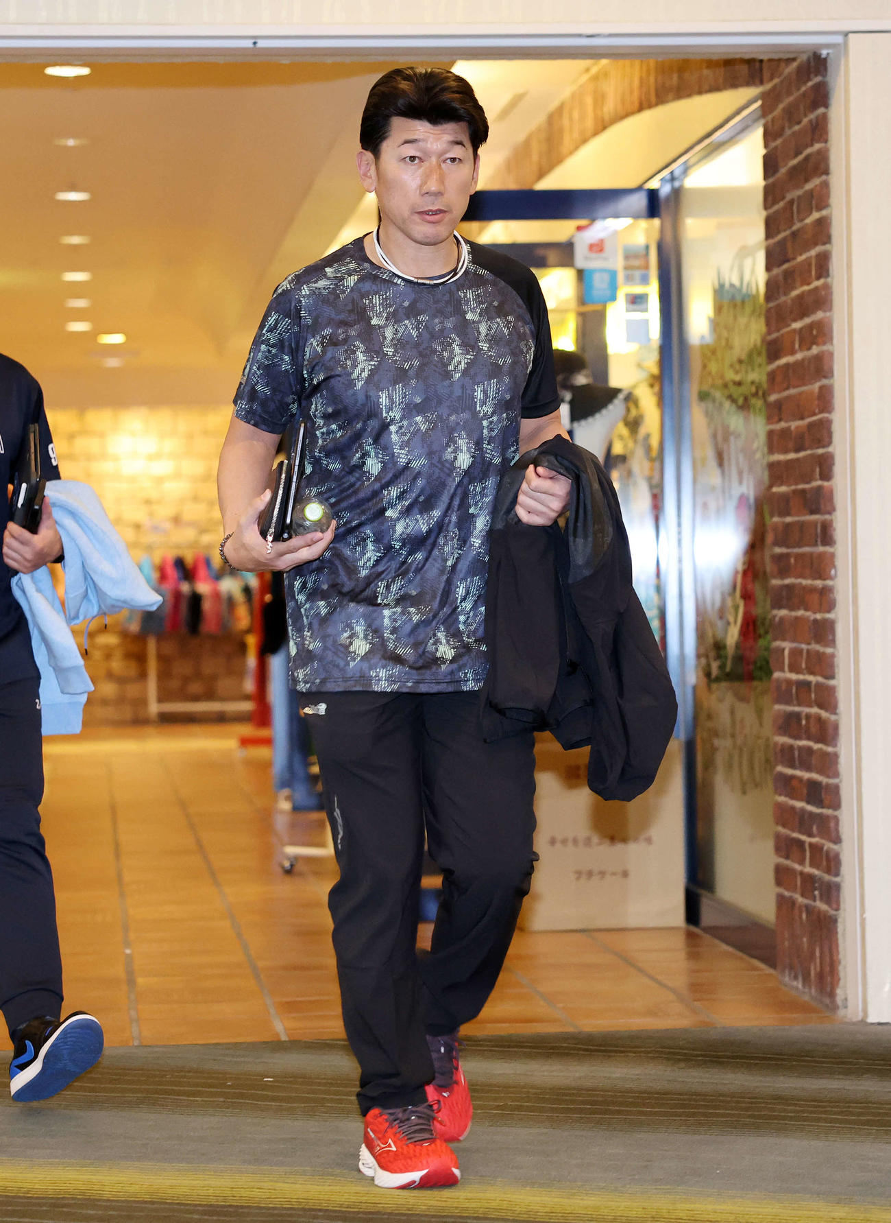 全体ミーティング会場入りするDeNA三浦監督（撮影・鈴木正人）