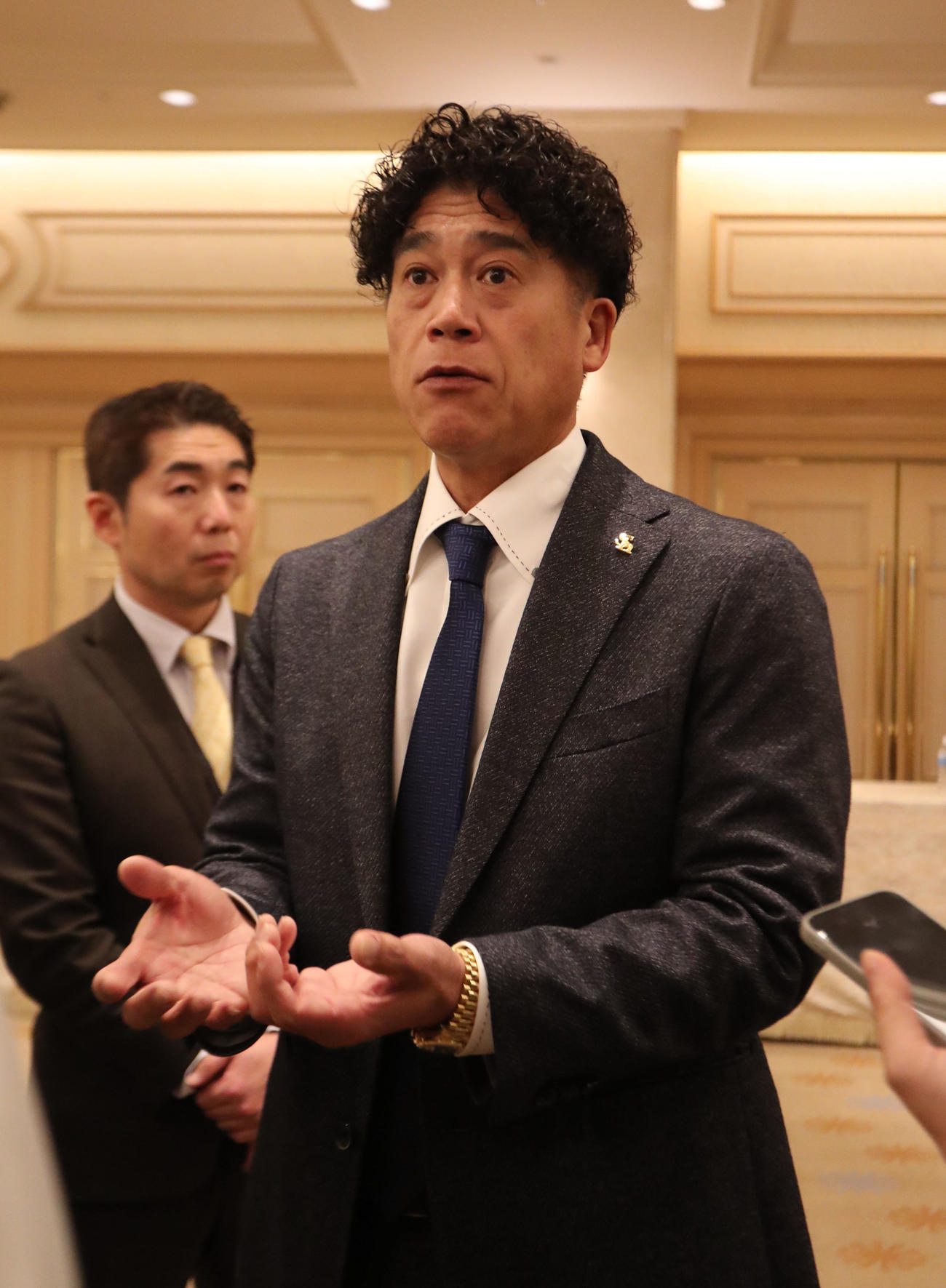 AB合同ミーティングを終えた城島CBOは報道陣の質問に応える（撮影・梅根麻紀）