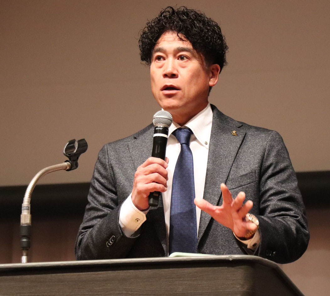 AB合同ミーティングで登壇しナインや関係者に話をする城島CBO（球団提供）