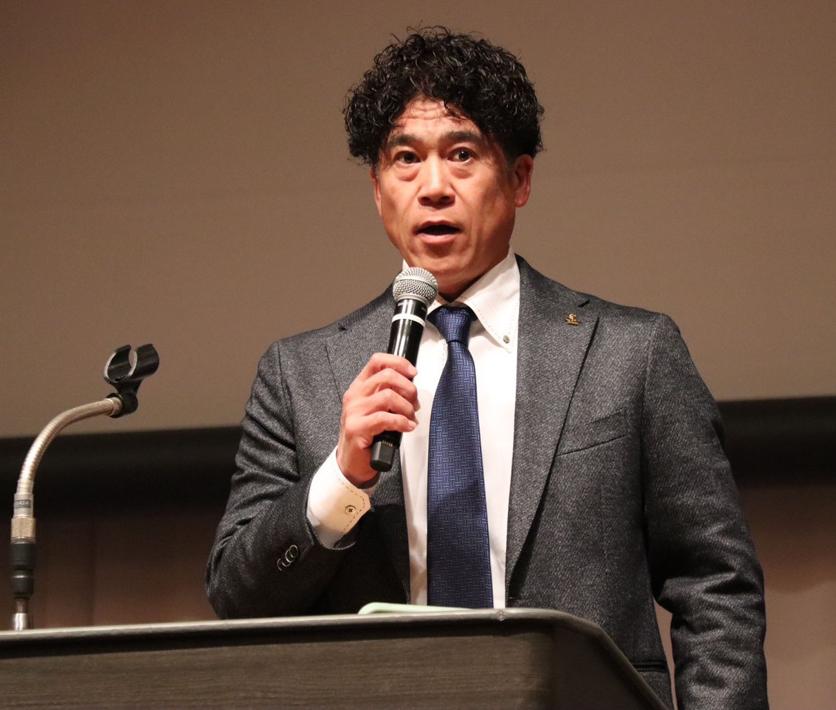 AB合同ミーティングで登壇しナインや関係者に話をする城島CBO（球団提供）