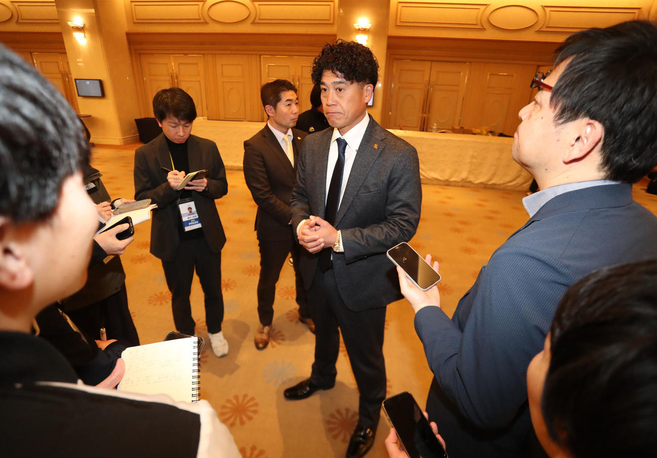 AB合同ミーティングを終えた城島CBOは報道陣の質問に応える（撮影・梅根麻紀）