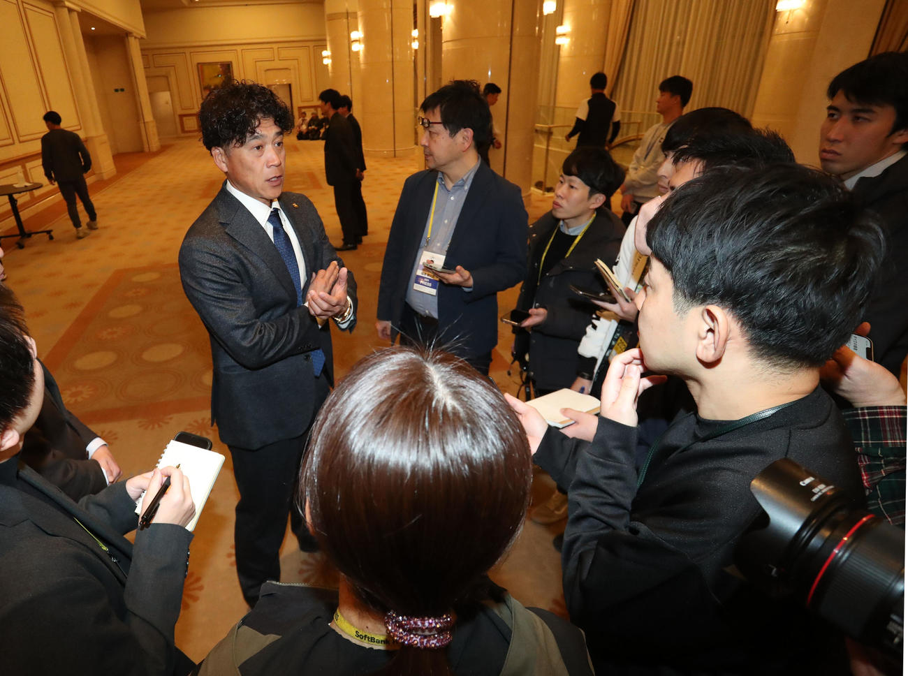 AB合同ミーティングを終えた城島CBOは報道陣の質問に応える（撮影・梅根麻紀）