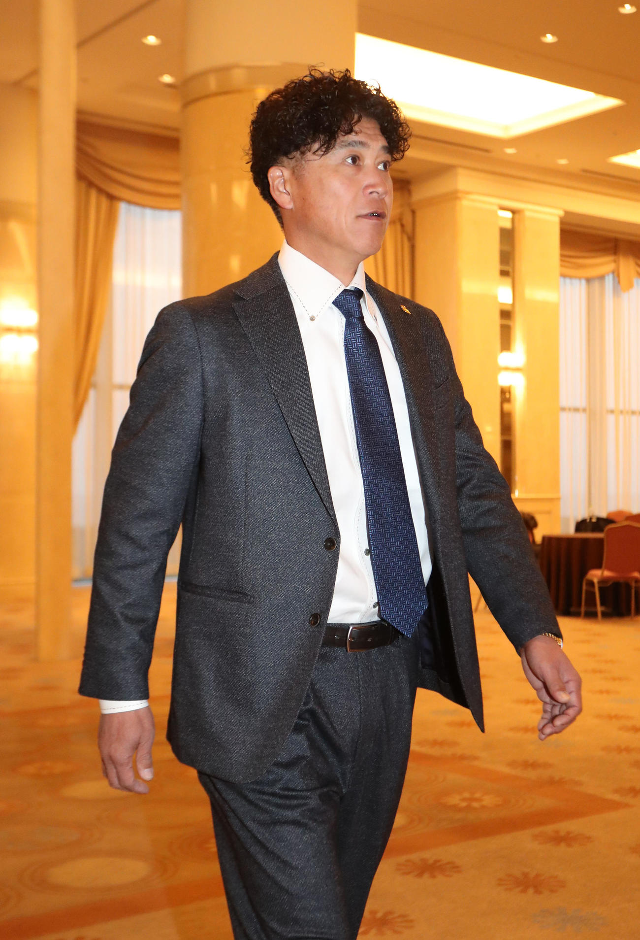 宿舎に到着し、ミーティング会場に向かう城島CBO（撮影・梅根麻紀）