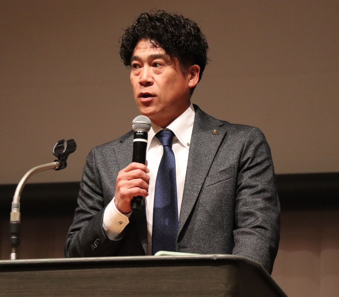 AB合同ミーティングで登壇しナインや関係者に話をする城島CBO（球団提供）