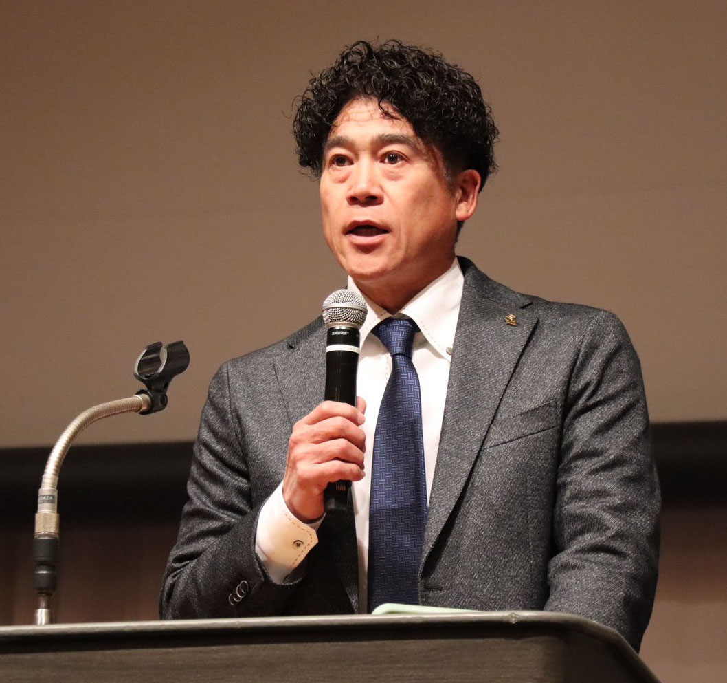 AB合同ミーティングで登壇しナインや関係者に話をする城島CBO（球団提供）