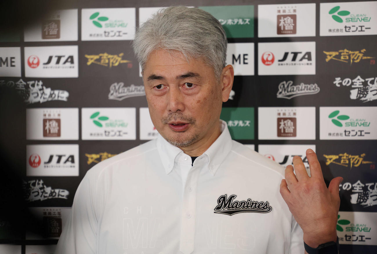自主トレで記者の質問に答えるロッテ吉井監督（撮影・宮地輝）